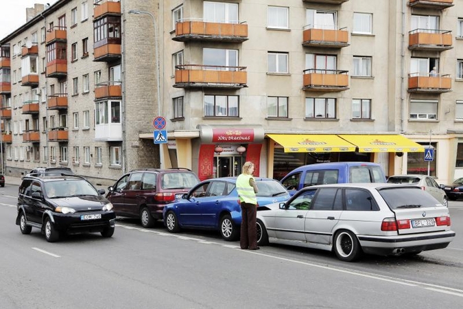 „Pasibučiavę“ keturi automobiliai užkimšo Pilies gatvę