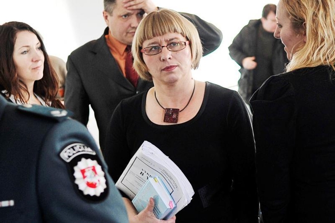 Antstolė: iki šiol policija iš nepaklusniųjų pinigų nereikalaudavo