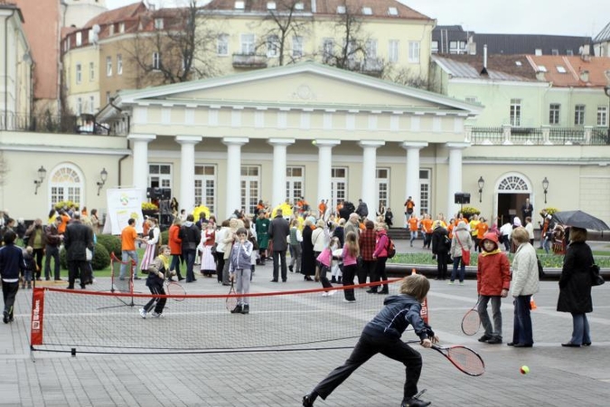 Prezidentūros kiemelyje - timborelo, ripka ir paplūdimio tinklinis
