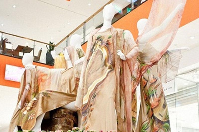 Pristatoma Ramutės Stakėnienės suknelių kolekcija 