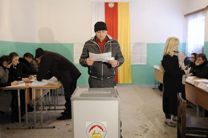 Separatistinės Pietų Osetijos gyventojai renka prezidentą