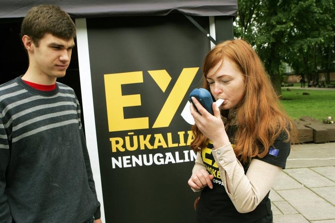 Diena be tabako Kaune: cigaretės buvo metamos į šiukšliadėžę
