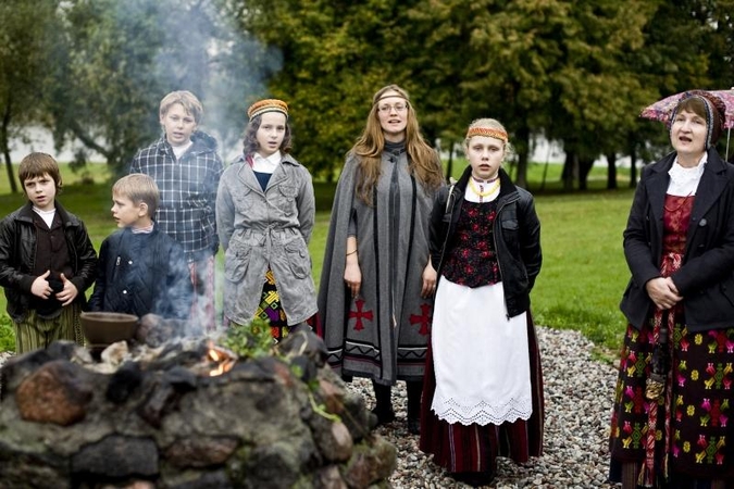 Festivalio pradžią paženklino lietus, ugnis ir aitvarai