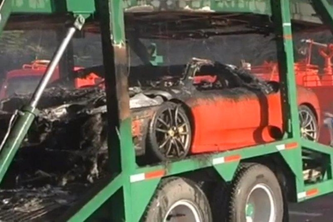 Vilniuje sudegė automobilvežiu vežti keturi automobiliai