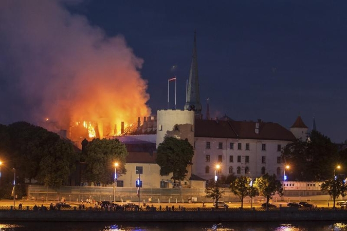 Virš gaisro nuniokotos Rygos pilies vėl bus iškelta Latvijos vėliava