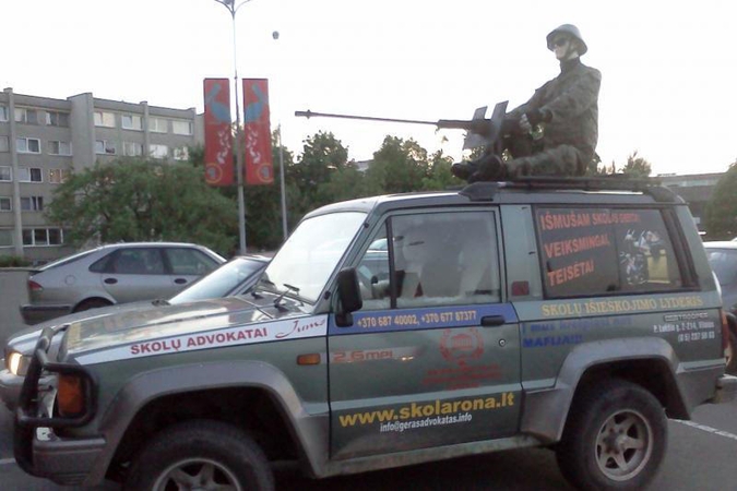 Reklaminių automobilių savininkai „apsiperka“ ir naktį?