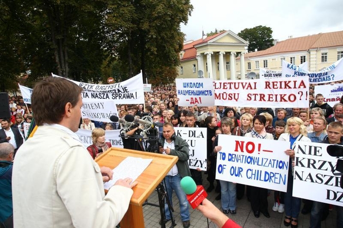 Kovo 11-ąją prie Lietuvos ambasados Varšuvoje surengtas piketas