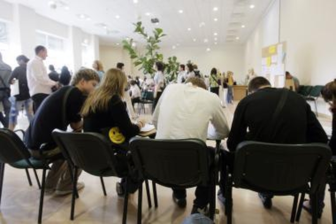 Planai D. Britanijoje didinti studijų mokesčius kelia studentų pasipiktinimą