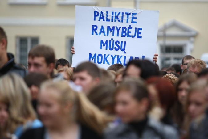 Svarstys lenkų politikų siūlymą grįžti prie senosios švietimo tvarkos