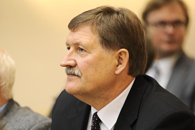 Virš A.Nesteckio galvos kaupiasi juodi debesys