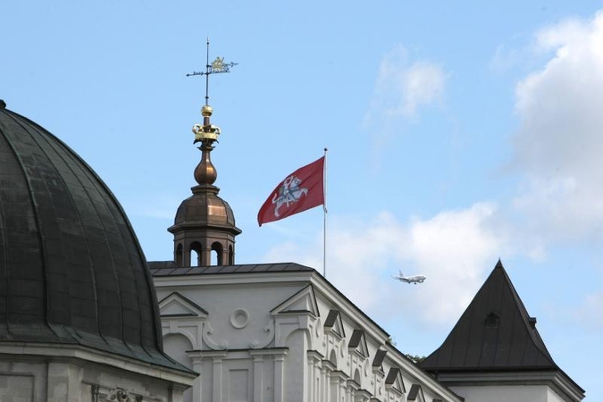 Per šventes kelsim      po dvi vėliavas?