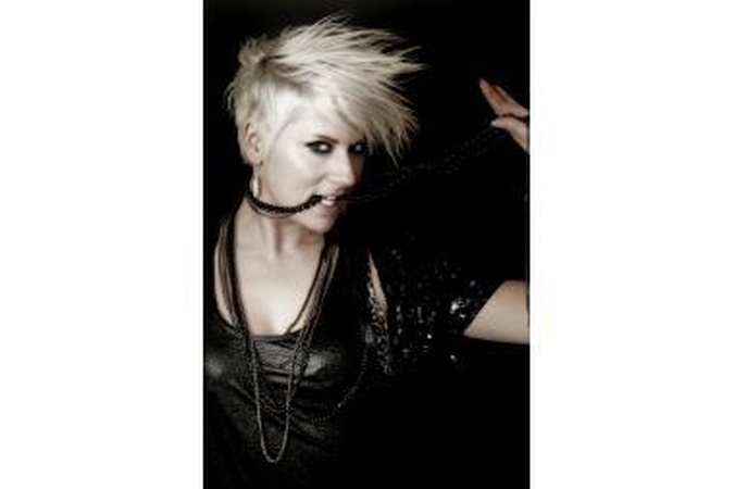 Klube “Dr.Who” didžėjaus bei dainuos britė Abigail Bailey