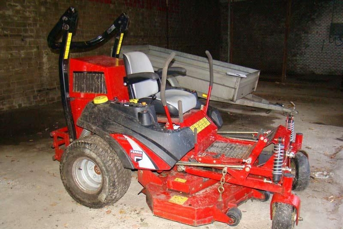 Skuodo rajone išgriovus seniūnijos pastato sieną pavogtos žoliapjovės