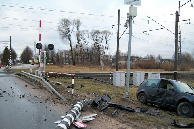 Geležinkelininkai: bėgiai – ne smėlio dėžė, kurioje galima žaisti