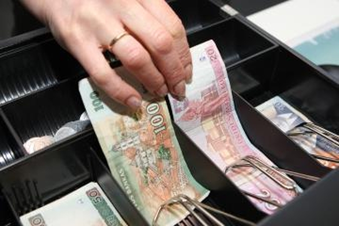 Seimo kanceliarijos kasininkė įtariama iššvaisčiusi pusę milijono litų