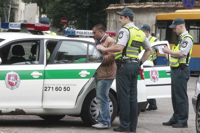 Policija sulaikė Vilniuje žmones apgaudinėjančius „kurčnebylius“  
