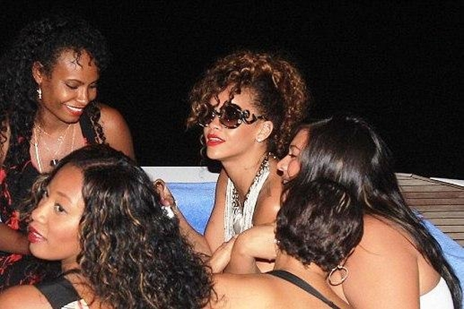 Rihanna „nusispjovė“ į gandus apie sekso filmą su ja