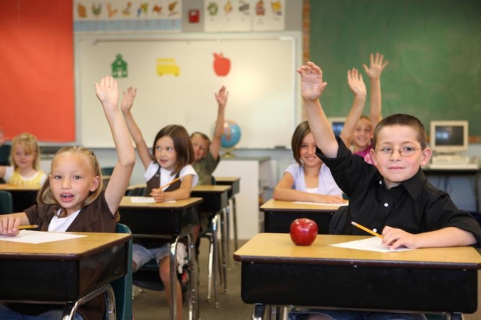 Tyrimas: tose pačiose klasėse tvyro prieblanda ir spigina ryški šviesa