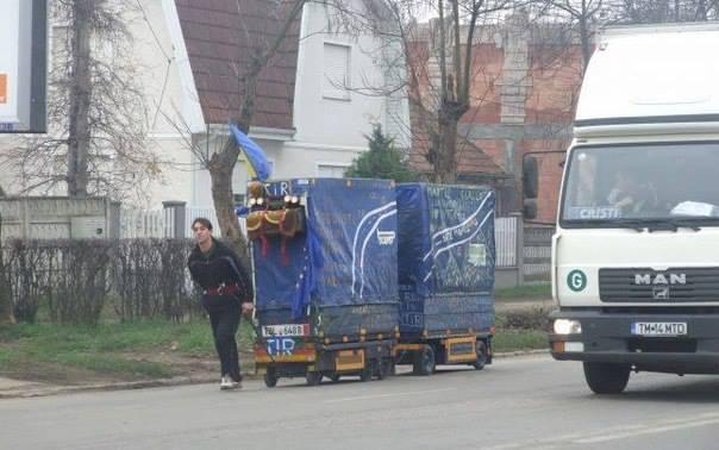 TIR lentelė ant neįprasto autotraukinio 
