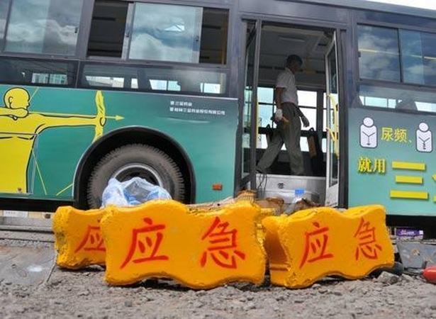 Kinijos autobusuose – „avarinės“ plytos 