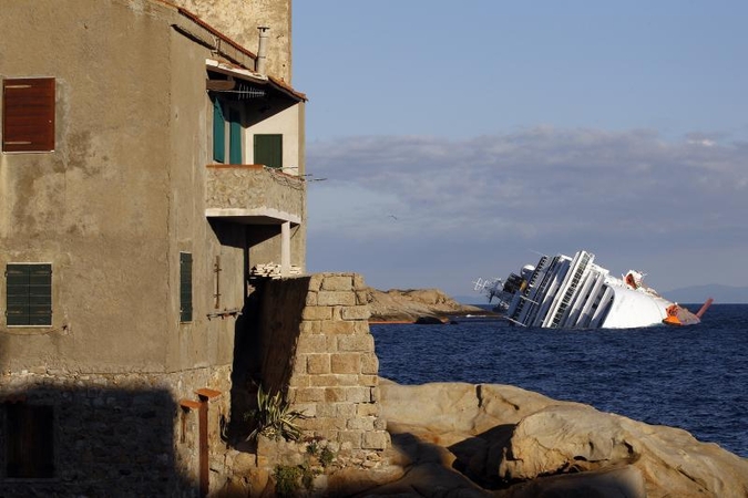 „Costa Concordia“ kapitonas pripažino pasukęs per vėlai