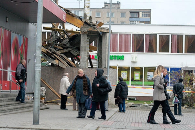 Šalia prekybos centro Karoliniškėse griuvo betonuojama perdanga, sužalota praeivė