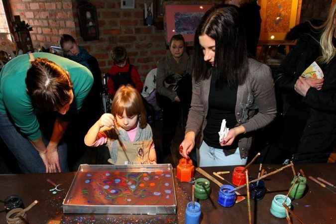 Kauno pilyje rinkosi ebru meno gerbėjai 