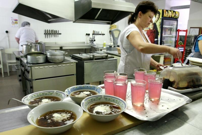 Prašymų nemokamai pietauti mokykloje – vis mažiau