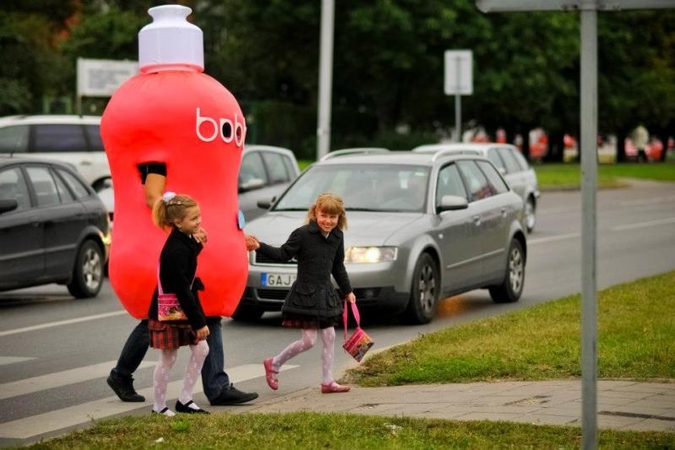 Žaismingi personažai lydėjo Kauno moksleivius per perėjas