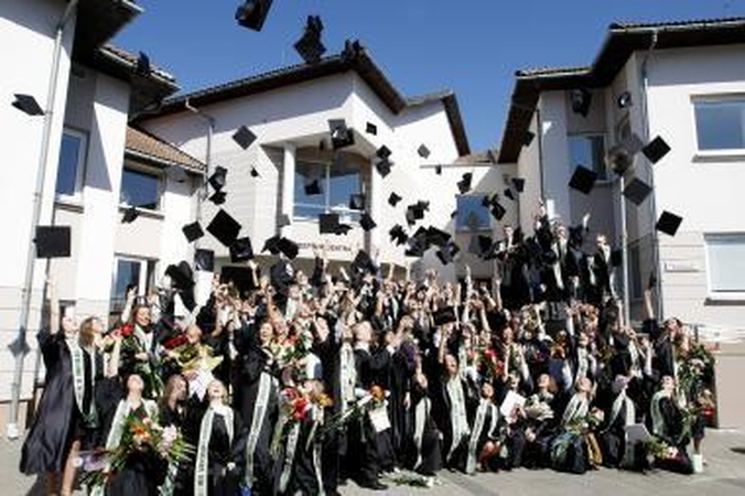 Universitetą užliejo mantijų jūra