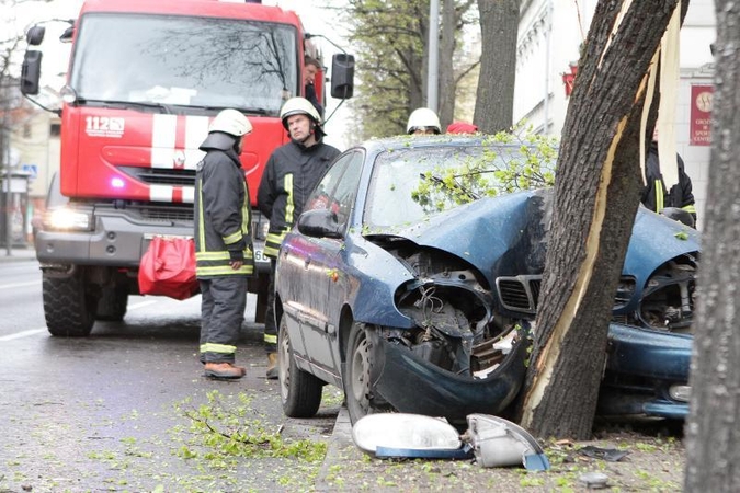 Žala: pernai net 1 530 civilinės atsakomybės draudimo neturėję vairuotojai sukėlė didesnę ar mažesnę žalą lėmusius eismo įvykius.