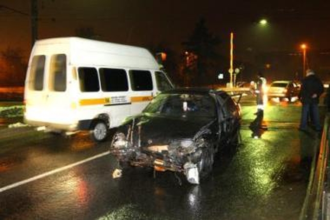 Automobilio salto pervažoje