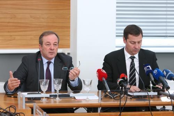 R.Adomavičius: "Aš kyšio neėmiau" (į vidų)