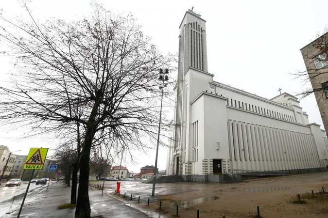 Prisikėlimo bažnyčios šventoriuje grindiniu kaukšėsime nebent kitąmet