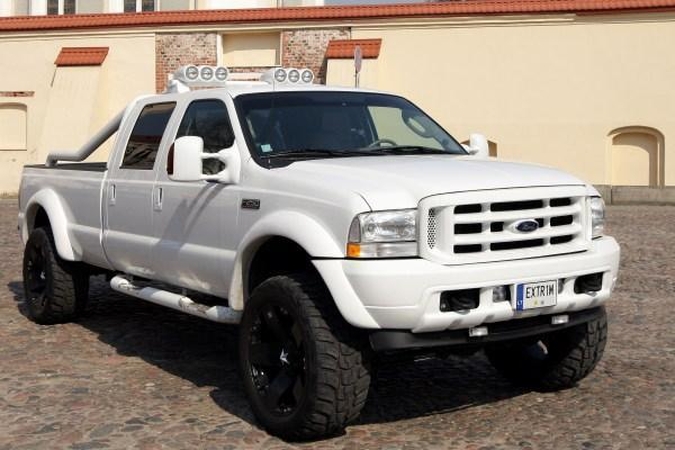 Didelis: "Ford F 250" iškart atkreipia dėmesį.