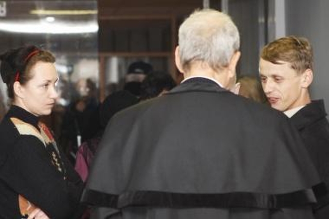 Pozicija: P.Miežetis (dešinėje) tikino, kad sūnus pats apsipylė verdančiu vandeniu. Byloje jį gina advokatas iš Vilniaus, o palaiko dabartinė žmona Elena (kairėje).