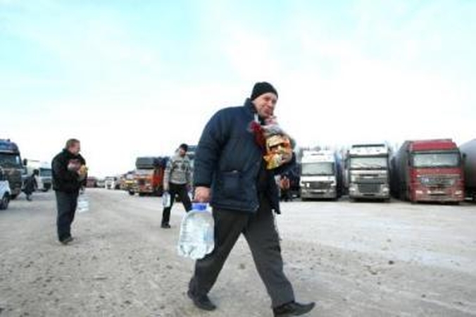 Nerimauja: dėl vėluojančių krovinių pretenzijas ėmė reikšti ir jų gavėjai Rusijoje, mat čia jau įsibėgėjo šventinė prekyba, trūksta prekių.