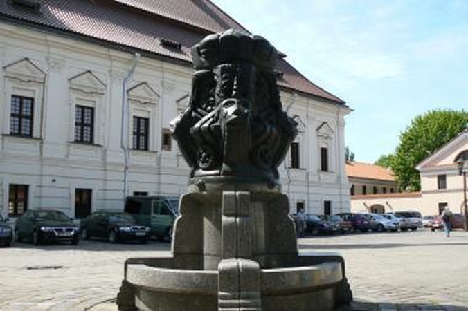 Geriamas vanduo šiame fontane Rotušės aikštėje vėl bėga.