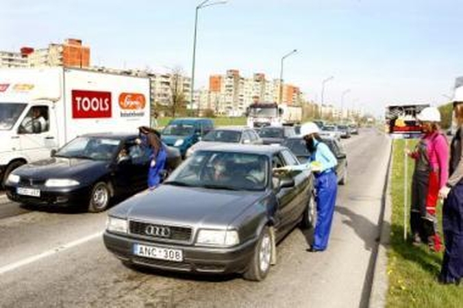 Nuostaba: penki šimtai klaipėdiečių rytą buvo pradžiuginti dovanomis – darbo pirštinėmis.
