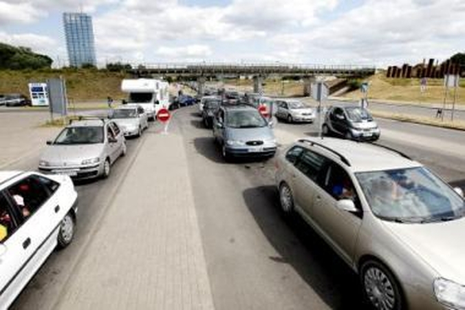 Tendencija: nors kiekvieną savaitgalį kelia visi Smiltynės perkėlos keltai, vairuotojams išvengti eilių vis tiek nepavyksta.