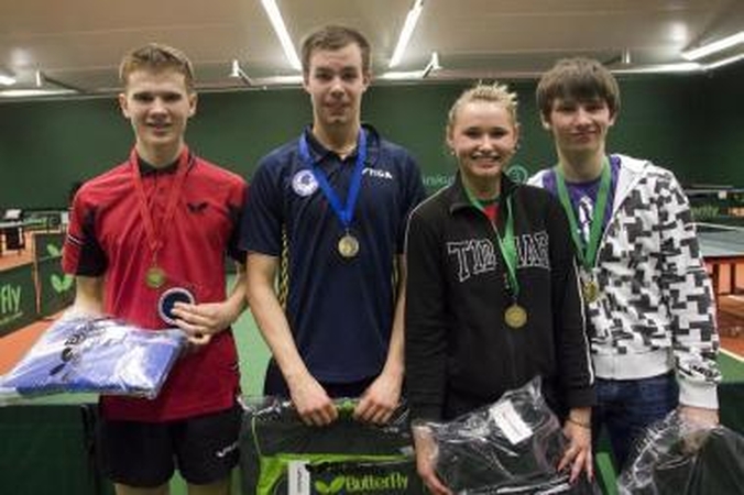 Klaipėdietis A.Udra (kairėje) su kitais 18-mečių varžybų prizininkais - švedu A.Abrahamssonu, baltarusiais Valerija Labovič ir Vitalijumi Šabanu.