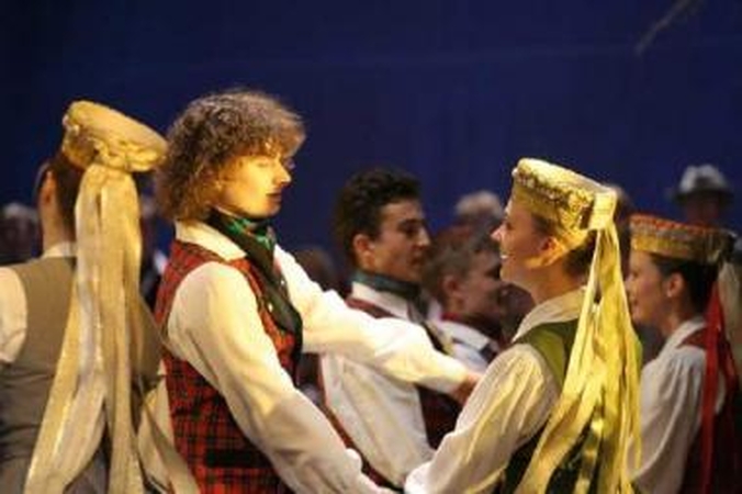 Tradicijos: aštuoni jaunimo ir moksleivių šokių kolektyvai miestelėnus kvies įsijungti į tautinio šokio sūkurį.