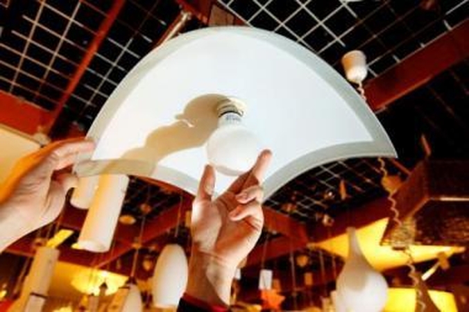 Nežinia: iki šiol tebespėliojama, kiek kitąmet teks mokėti už elektros energiją.