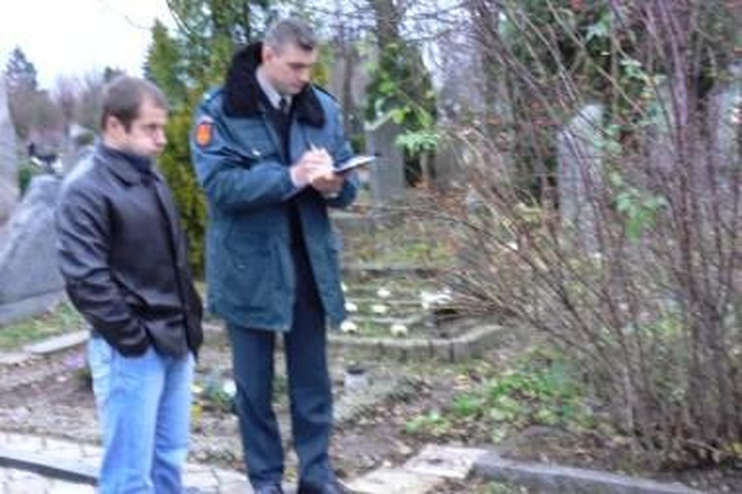 Netikėtumas: atvažiavęs sutvarkyti tėvo kapo, vyras rado jį suniokotą ir iškvietė policiją.