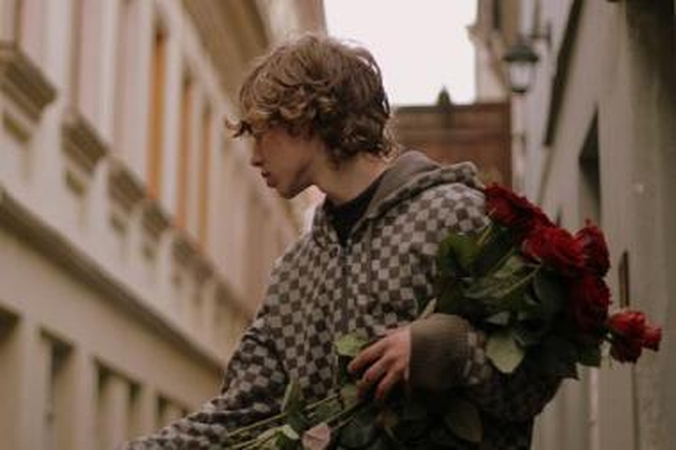 Žvilgsnis: filmas pasakoja apie įprastinės vaikystės neturinčių prekiautojų gėlėmis gyvenimą.