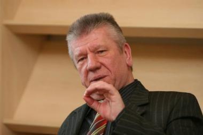 Atvejai: pasak J.Šikšnelio, pasitaiko žmonių, kurie įsitikinę, kad ir visiškai susidėvėjusių knygų negalima išmesti.