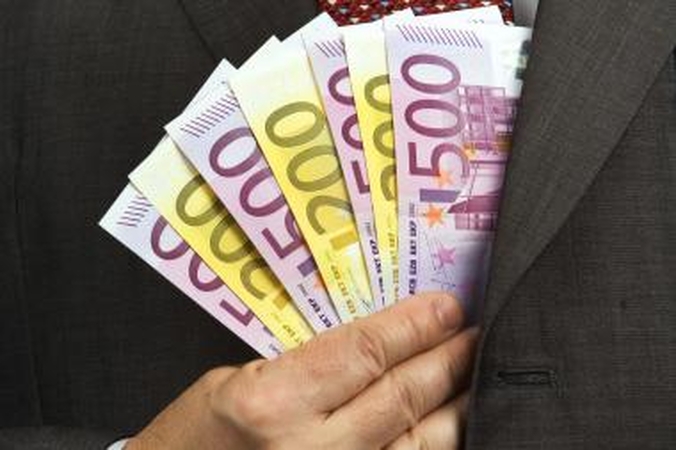 Pasidavė: patyrę visuomenės ir politikų spaudimą kai kurie bankininkai atsisakė jiems skirtų solidžių premijų.