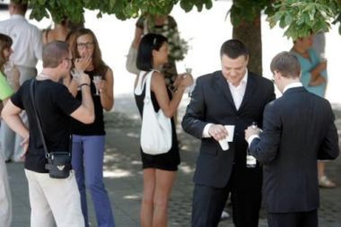 Saugumas: šampanas prie Santuokų rūmų liejasi nesislapstant ir baugščiai nesidairant aplinkui.