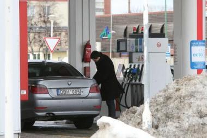 Nuolaidos: lietuviškas benzinas iš Mažeikių latviams parduodamas pigiau nei Lietuvos degalinių tinklams.