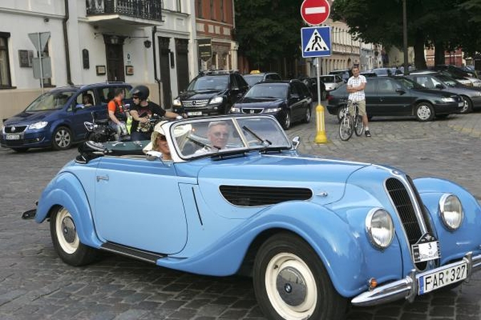 Retro automobiliai užburia visam gyvenimui